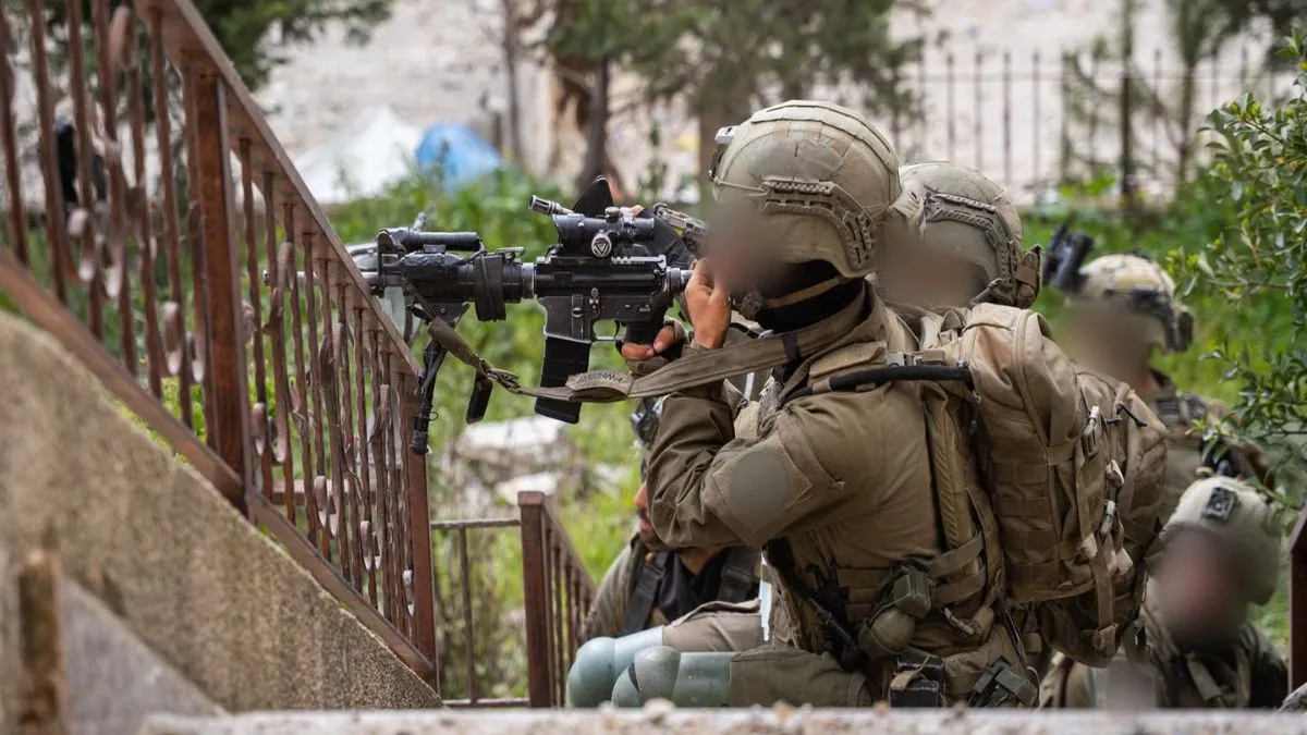 दक्षिणी इजरायल के बेंट ज्बील में मोर्चा संभाले इजरायली सैनिक। - India TV Hindi