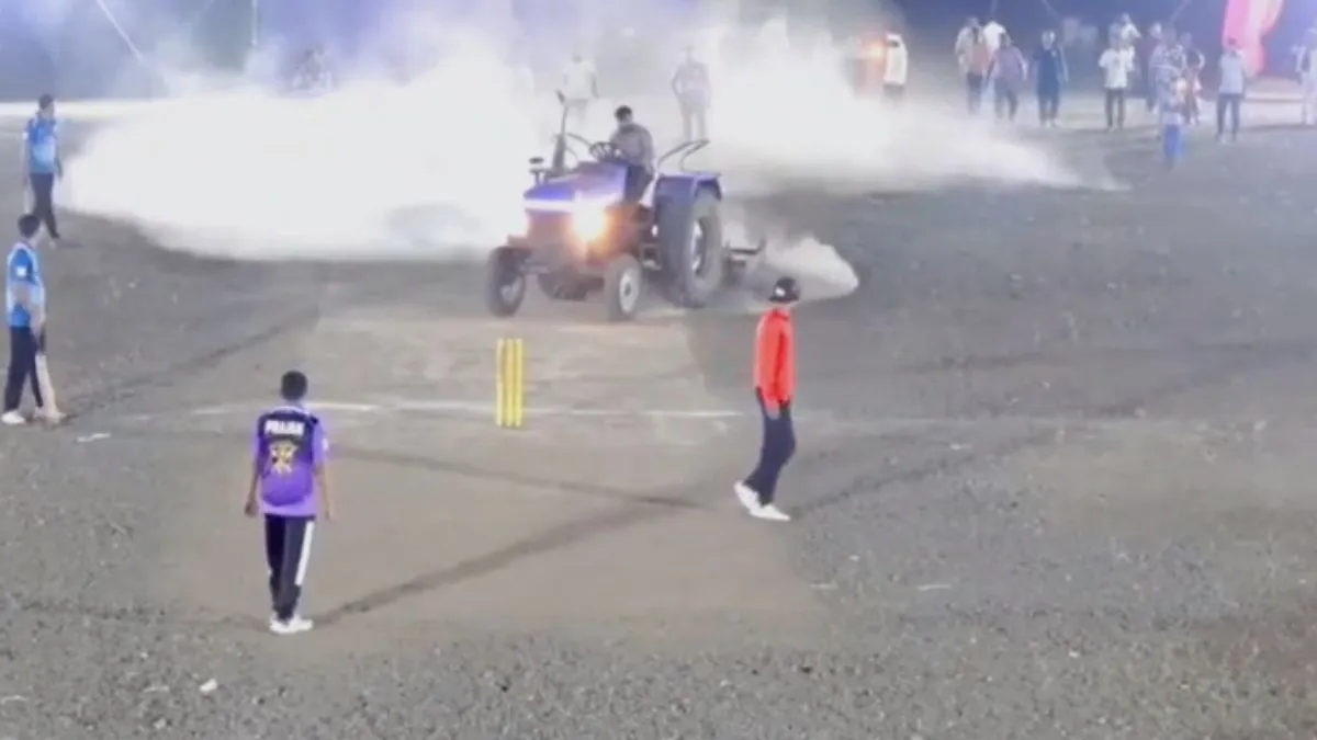 शख्स ने पिच पर चला दिया हल- India TV Hindi