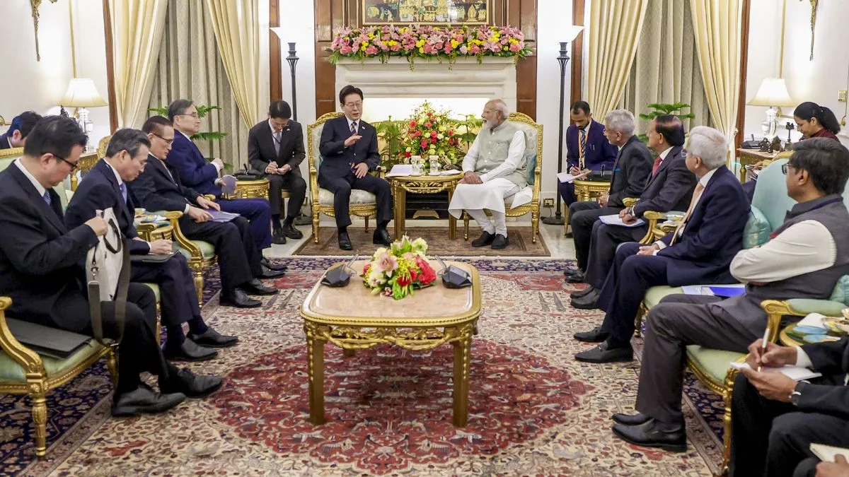 हैदराबाद हाउस में द्विपक्षीय वार्ता के दौरान दक्षिण कोरिया के राष्ट्रपति ली जे-म्युंग और पीएम मोदी। - India TV Hindi