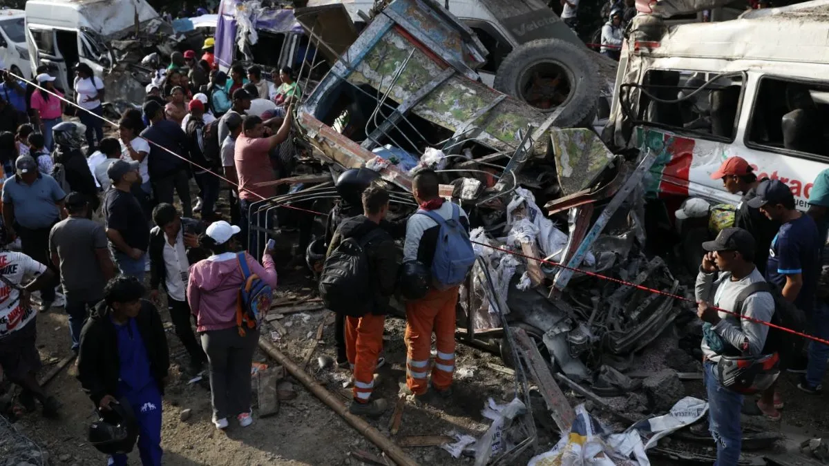 दक्षिण-पश्चिम कोलंबियां में बस में विस्फोट के बाद उड़े वाहनों के परखच्चे।- India TV Hindi
