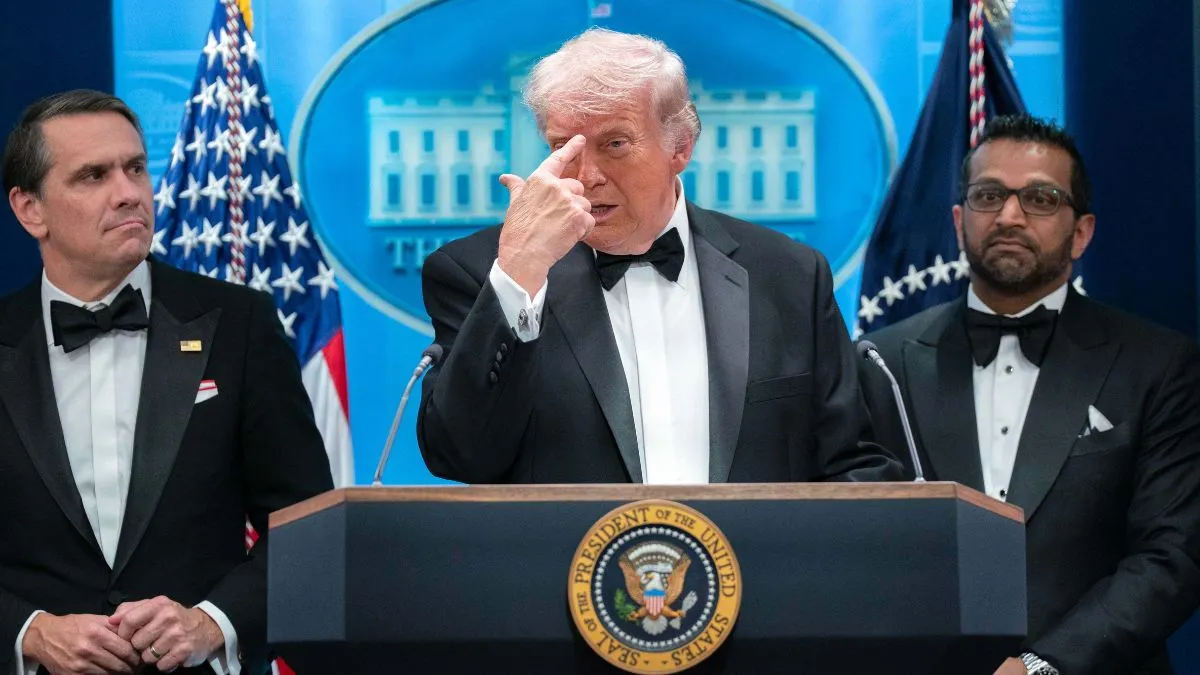 ह्वाइट हाउस हमले के बाद जानकारी देते अमेरिका के राष्ट्रपति डोनाल्ड ट्रंप (बीच में)- India TV Hindi