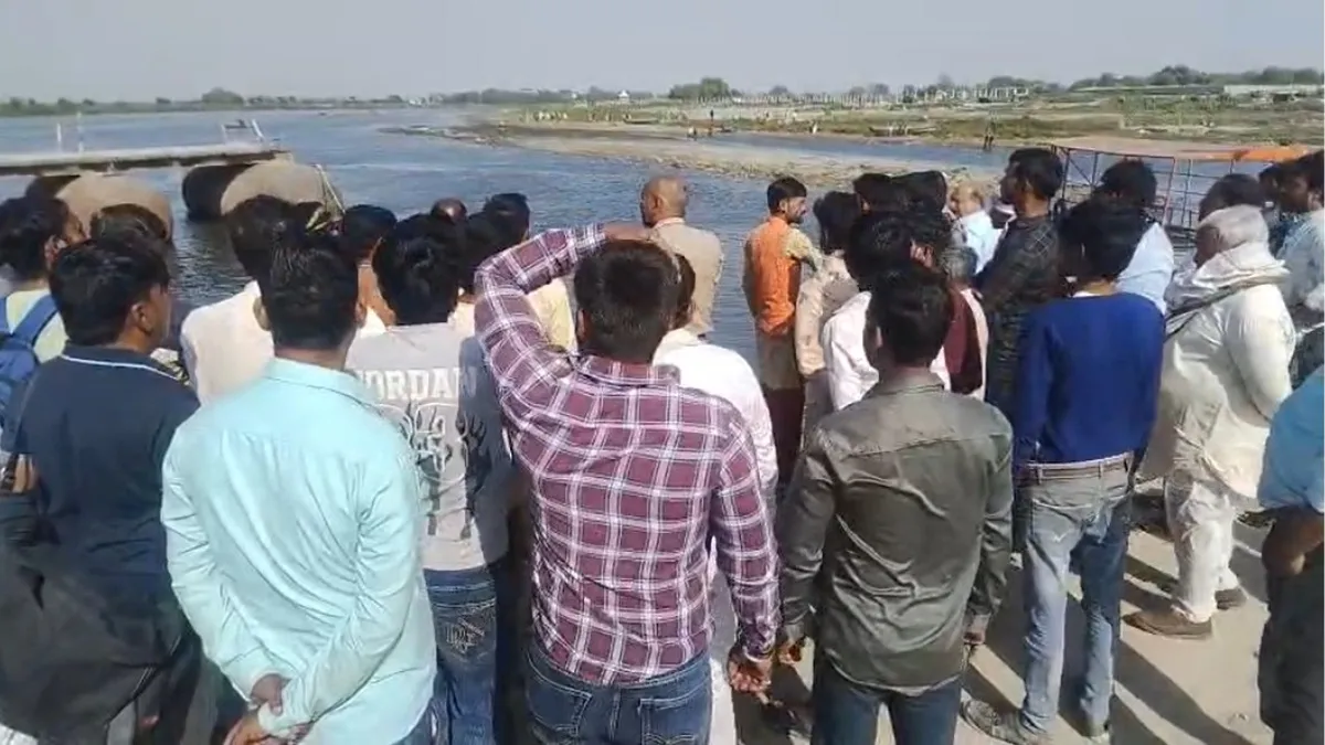 Mathura Vrindavan steamer capsizes in Yamuna river - India TV Hindi