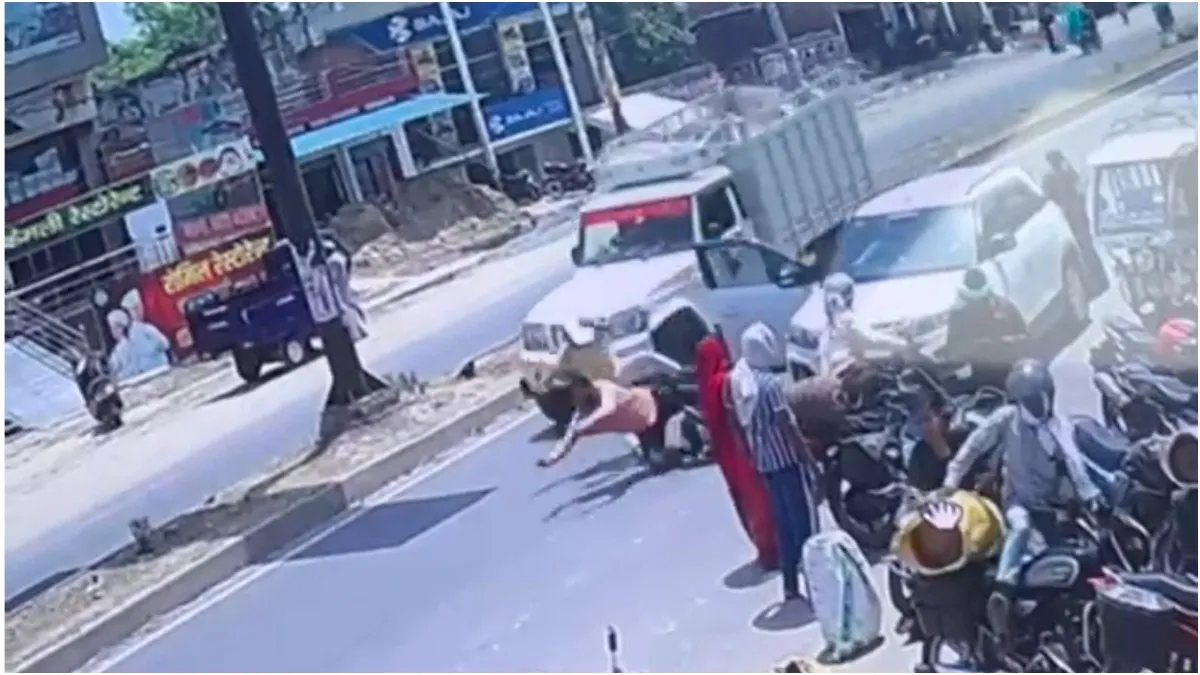 UP Mau road accident video viral- India TV Hindi