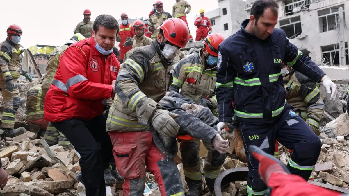 इजरायल और अमेरिका द्वारा ईरान पर किए गए हमले के बाद रेस्क्यू करती टीम। - India TV Hindi