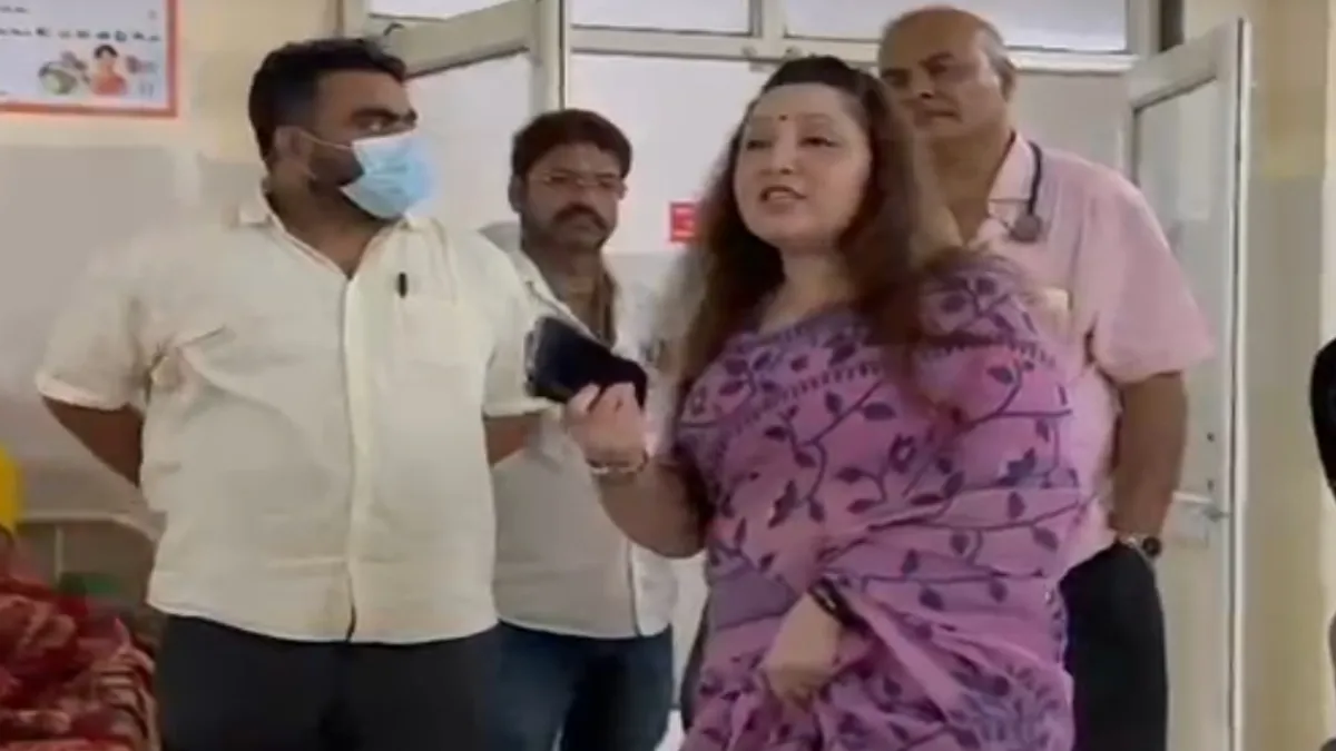 विदिशा की कलेक्टर अस्पताल में पहुंची- India TV Hindi