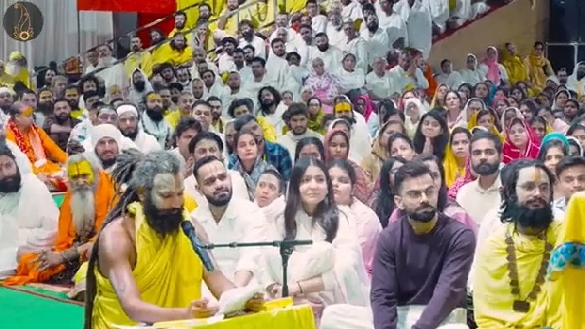 जमीन पर बैठकर सत्संग सुनते विराट कोहरी और अनुष्का शर्मा- India TV Hindi