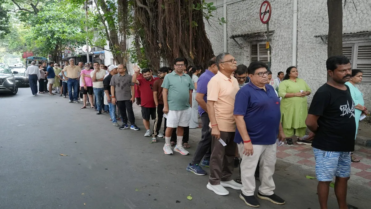 वोट डालने के लिए लाइन...- India TV Hindi