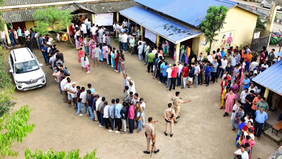 गुवाहाटी में वोट डालने के लिए जुटे लोग- India TV Hindi