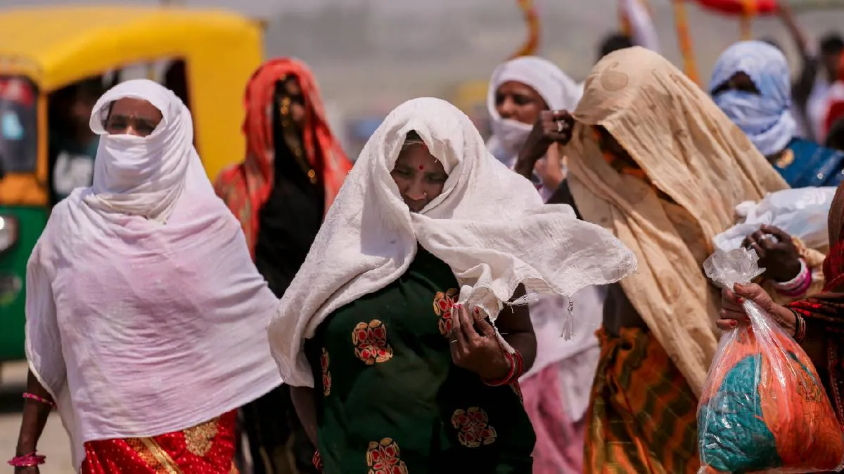 प्रयागराज में लू के बीच जाती महिलाएं- India TV Hindi