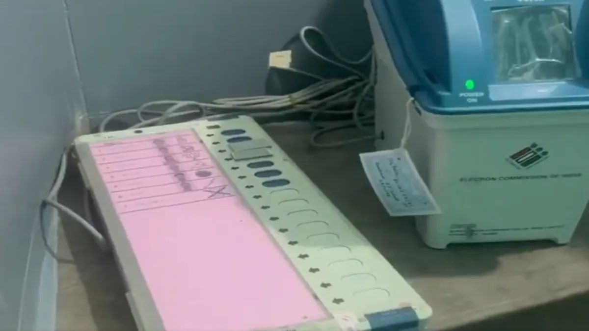 ईवीएम पर टेप लगाने के आरोप- India TV Hindi