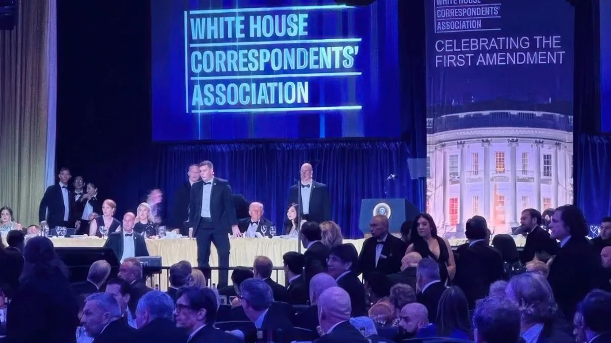 ह्वाइट हाउस की डिनर पार्टी में गोली चलने के बाद सुरक्षाकर्मियों के साये में ट्रंप। - India TV Hindi