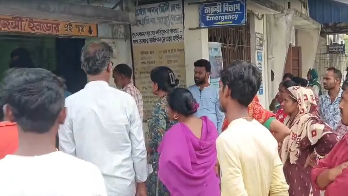 अस्पातल के बाहर जुटी...- India TV Hindi