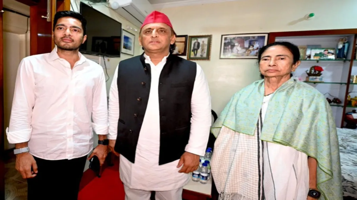 ममता बनर्जी, अभिषेक और अखिलेश यादव- India TV Hindi