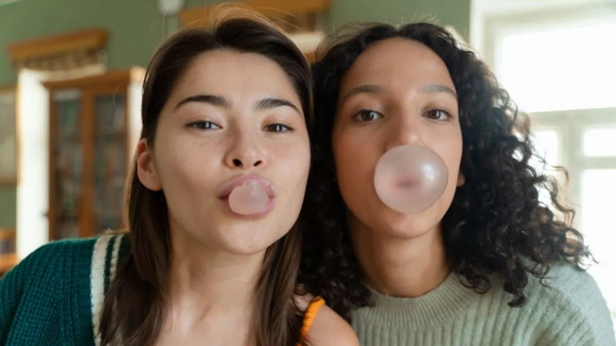 Chewing Gum and Bubble Gum Difference, difference in chewing gum and bubble gum, chewing gum, amazin- India TV Hindi