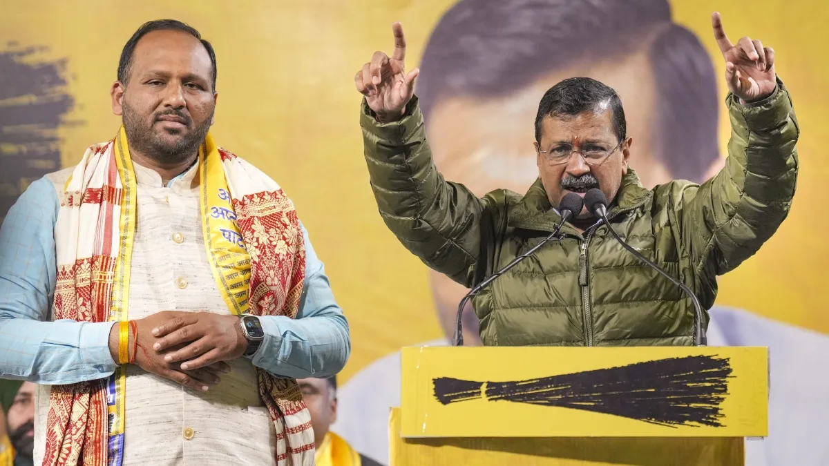 अरविंद केजरीवाल के साथ दीपक सिंगला- India TV Hindi