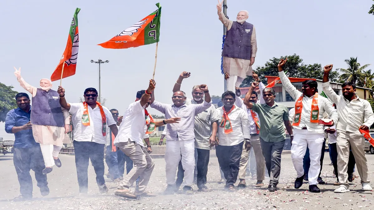 जश्न मनाते हुए बीजेपी...- India TV Hindi