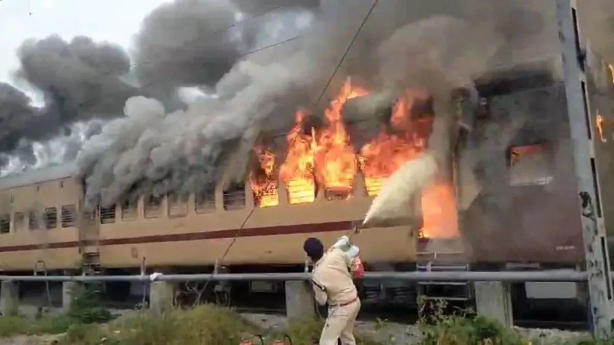 Fire In Train- India TV Hindi