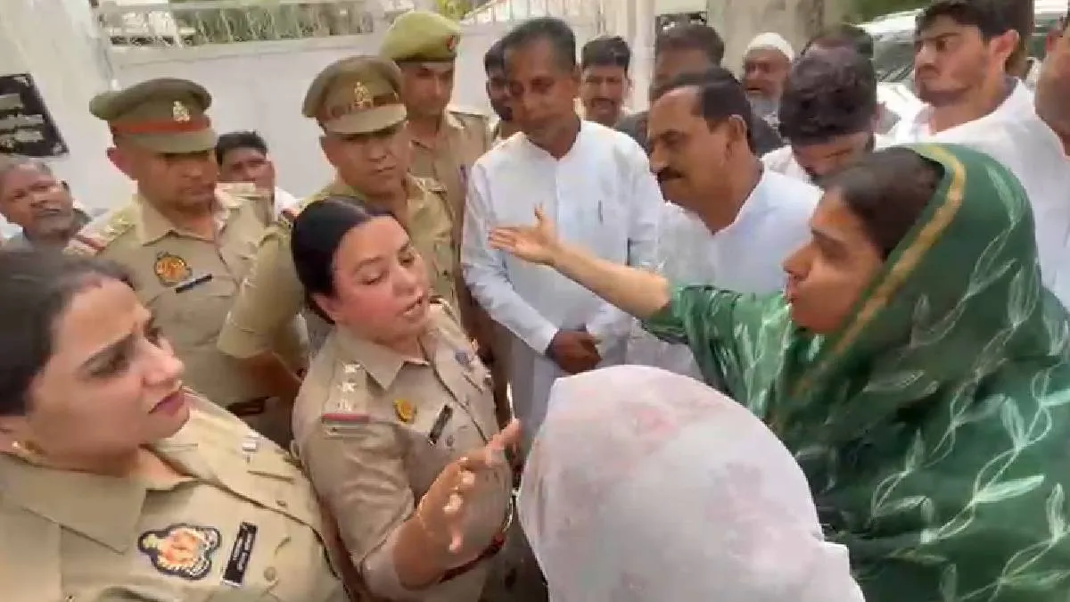 पुलिस से बहस करती हुईं इक़रा हसन  - India TV Hindi