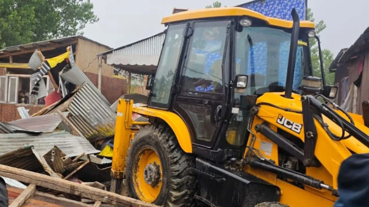 Jammu Kashmir Bulldozer Action, Srinagar Drug Smuggler House Demolished, NDPS Act Case- India TV Hindi