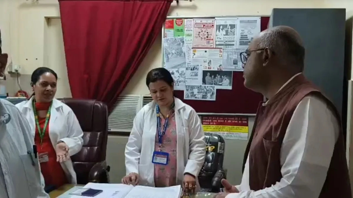 सरकारी अस्पताल में कानपुर डीएम का औचक निरीक्षण- India TV Hindi