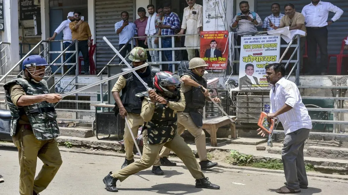 Lucknow lawyers strike, Lucknow advocates protest, UP lawyers collective leave- India TV Hindi