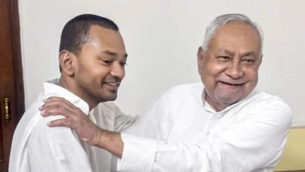 स्वास्थ्य मंत्री निशांत कुमार और पूर्व सीएम नीतीश कुमार- India TV Hindi