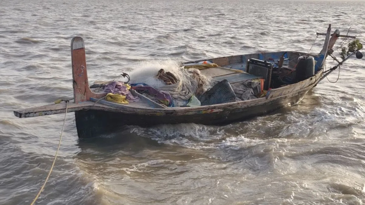 Kutch Pakistani boat found, BSF Gujarat news, abandoned boat India Pakistan border- India TV Hindi