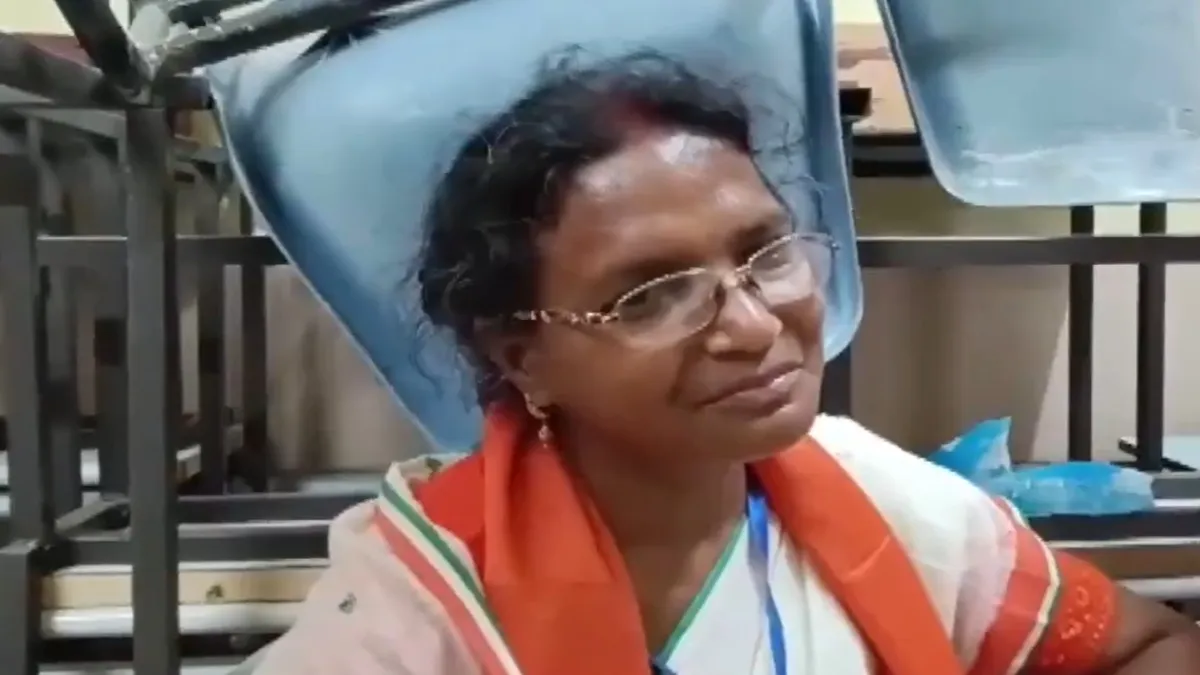 आरजी कर मेडिकल कॉलेज में रेप और हत्या की शिकार लड़की की मां- India TV Hindi