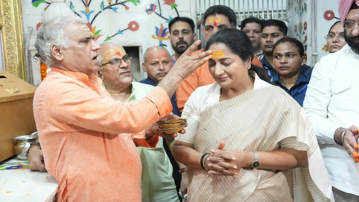 मंदिर में पूजा अर्चना करती हुईं सीएम रेखा गुप्ता- India TV Hindi