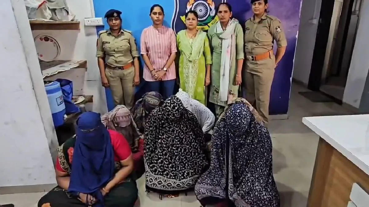 पुलिस हिरासत में महिलाएं- India TV Hindi