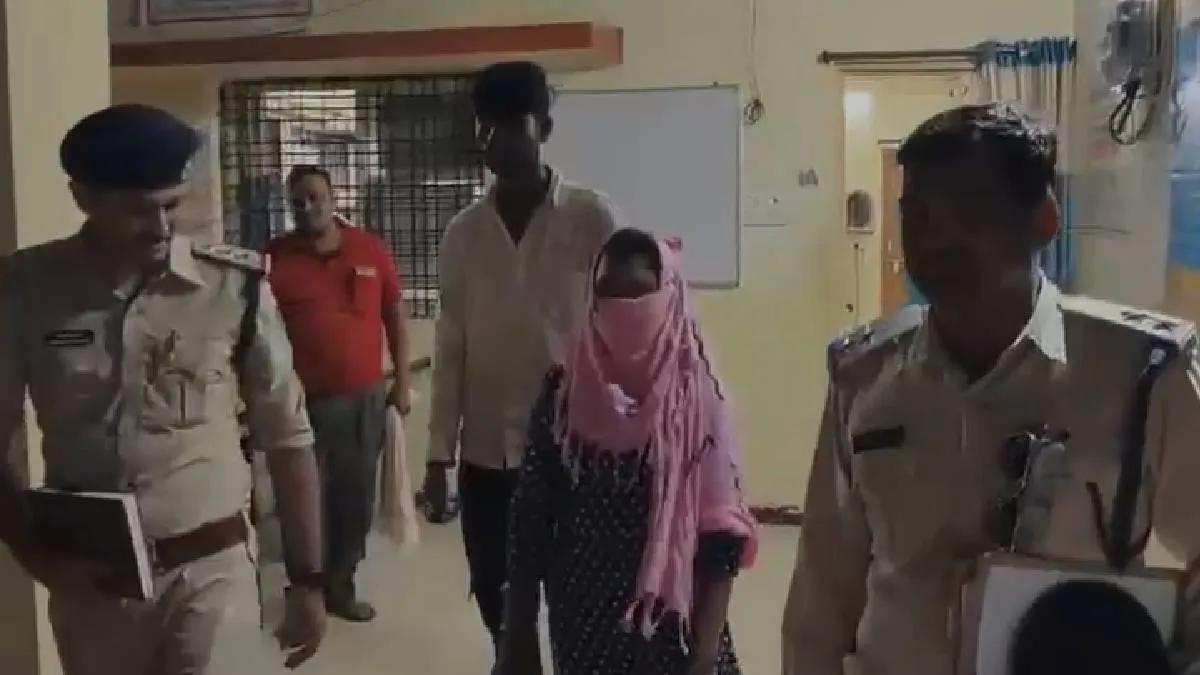 पुलिस के पास पहुंची लड़की- India TV Hindi