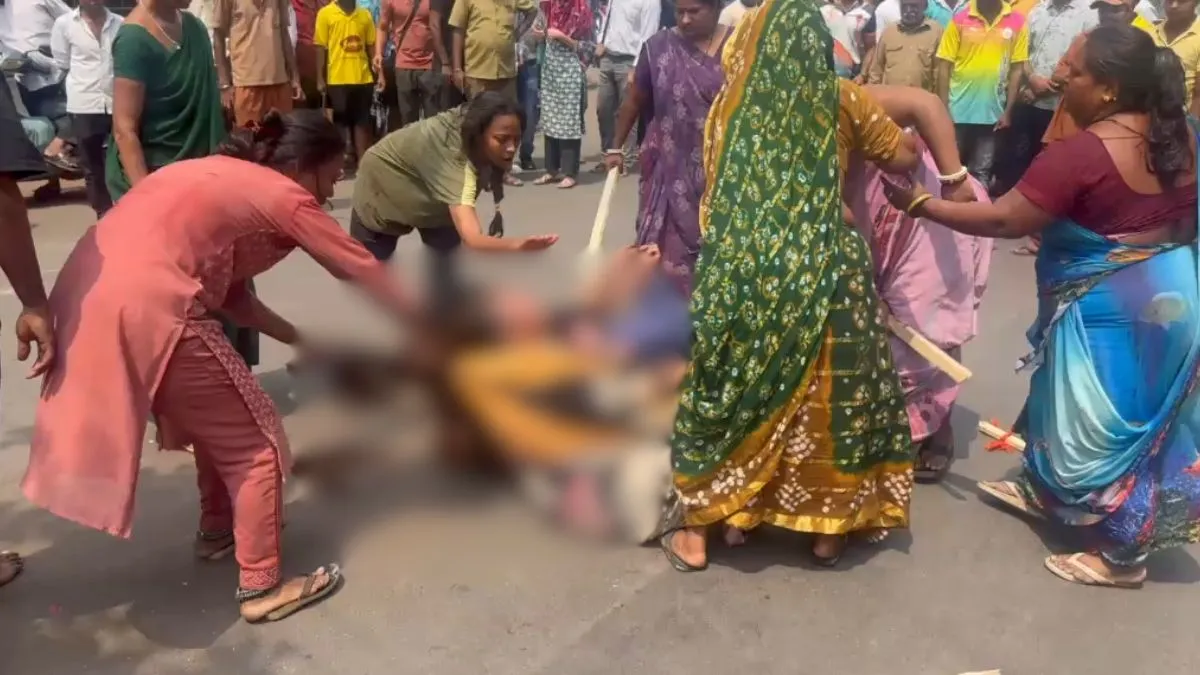 बीच सड़क पर महिलाओं से मारपीट। - India TV Hindi