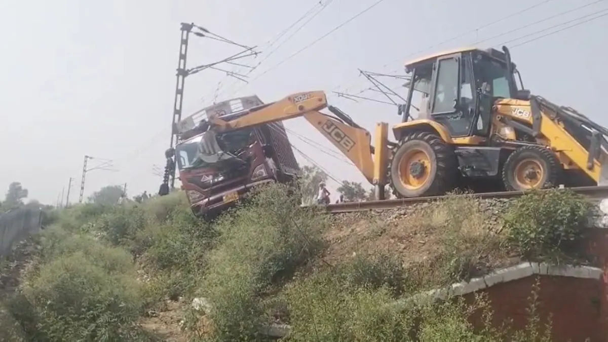 UP Pratapgarh truck on railway track- India TV Hindi