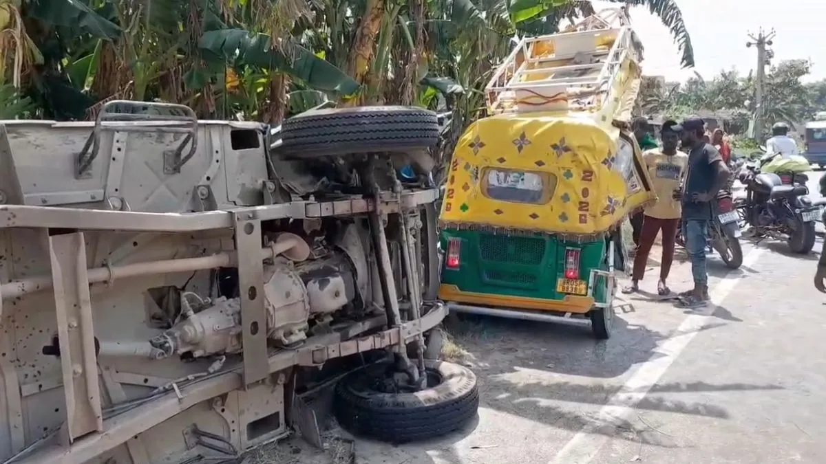 मोतिहारी में भीषण सड़क हादसा, पिकअप और टेंपो में जोरदार भिड़ंत में 4 की मौत- India TV Hindi