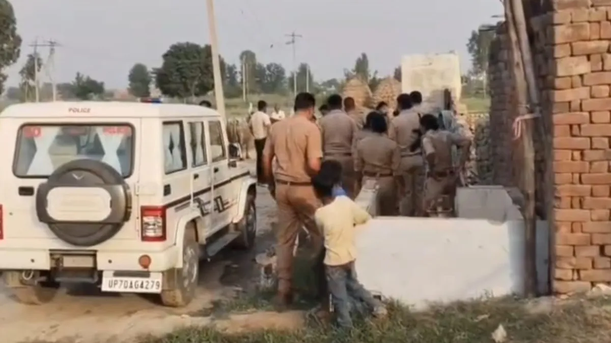 Taking action against the rape accused in Amroha, the police ran a bulldozer on the illegally constr- India TV Hindi