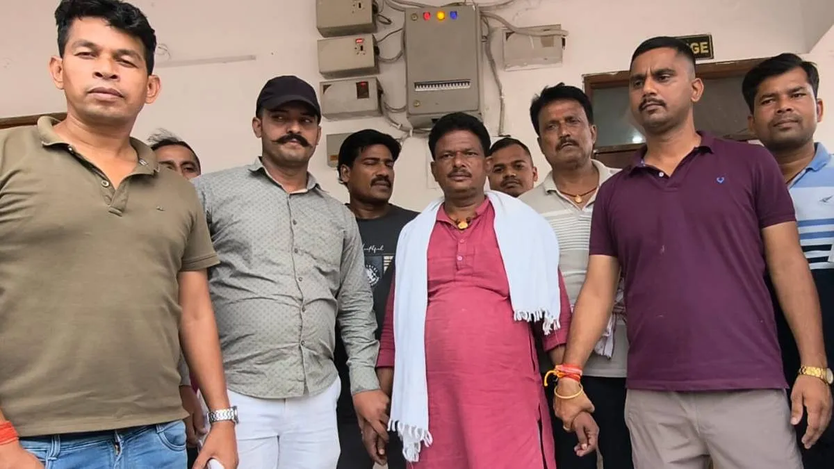 निगरानी के हत्थे चढ़ा मुखिया- India TV Hindi
