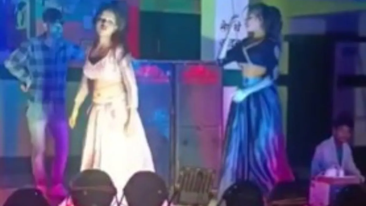 An obscene dance took place in a school in Ballia, UP- India TV Hindi