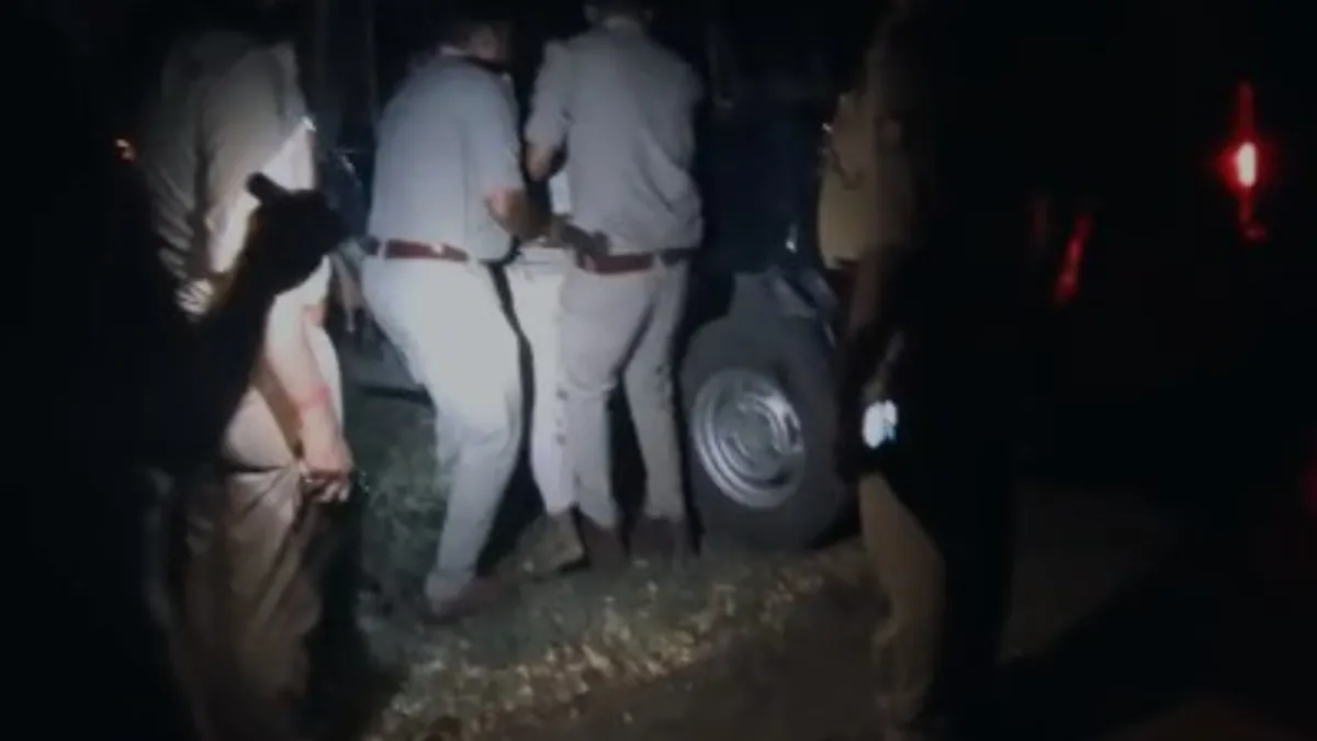 A prisoner who had escaped from Bareilly jail was caught by the police during an encounter.- India TV Hindi