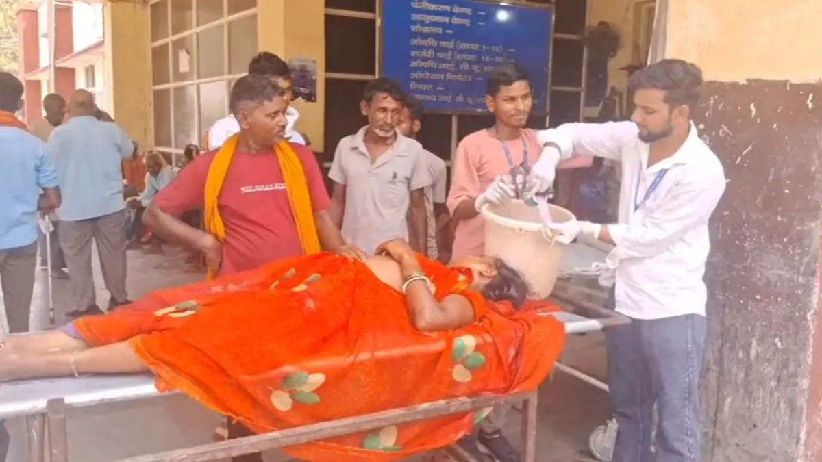 वार्ड बॉय बना महिला का इलाज करते दिखा- India TV Hindi
