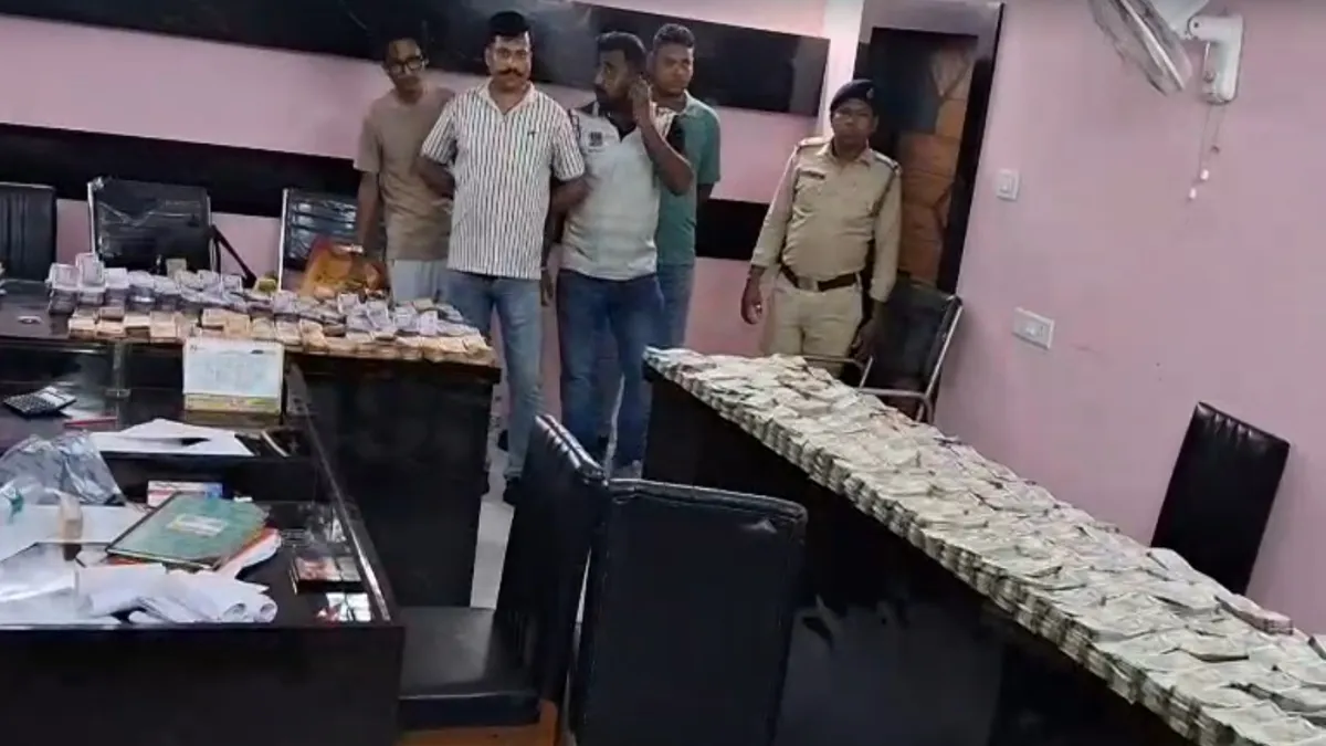 स्कूल के बंद कमरे में मिले नोटों के बंडल- India TV Hindi
