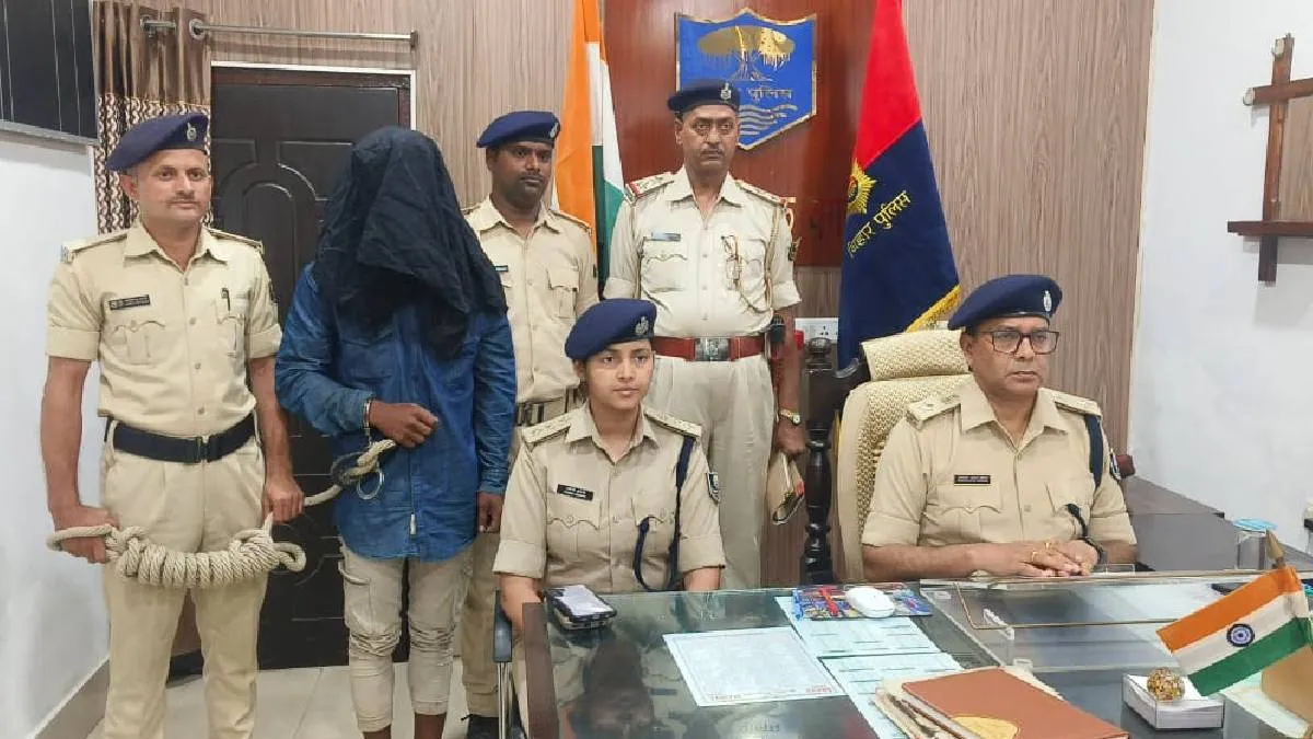 पुलिस हिरासत में आरोपी- India TV Hindi