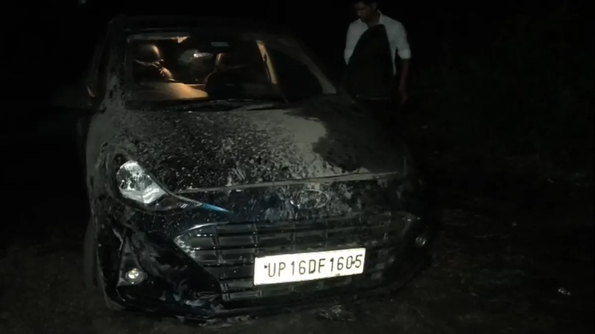 Car in drain- India TV Hindi