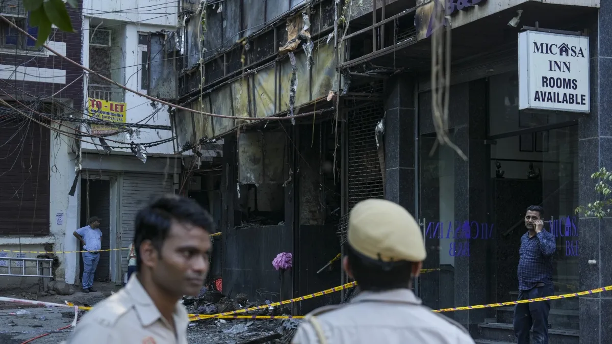 दिल्ली अग्निकांड: शेफ का बड़ा खुलासा, बताया कैसे एक स्टोव फटने से होटल में सो रहे 21 लोगों की हुई मौत