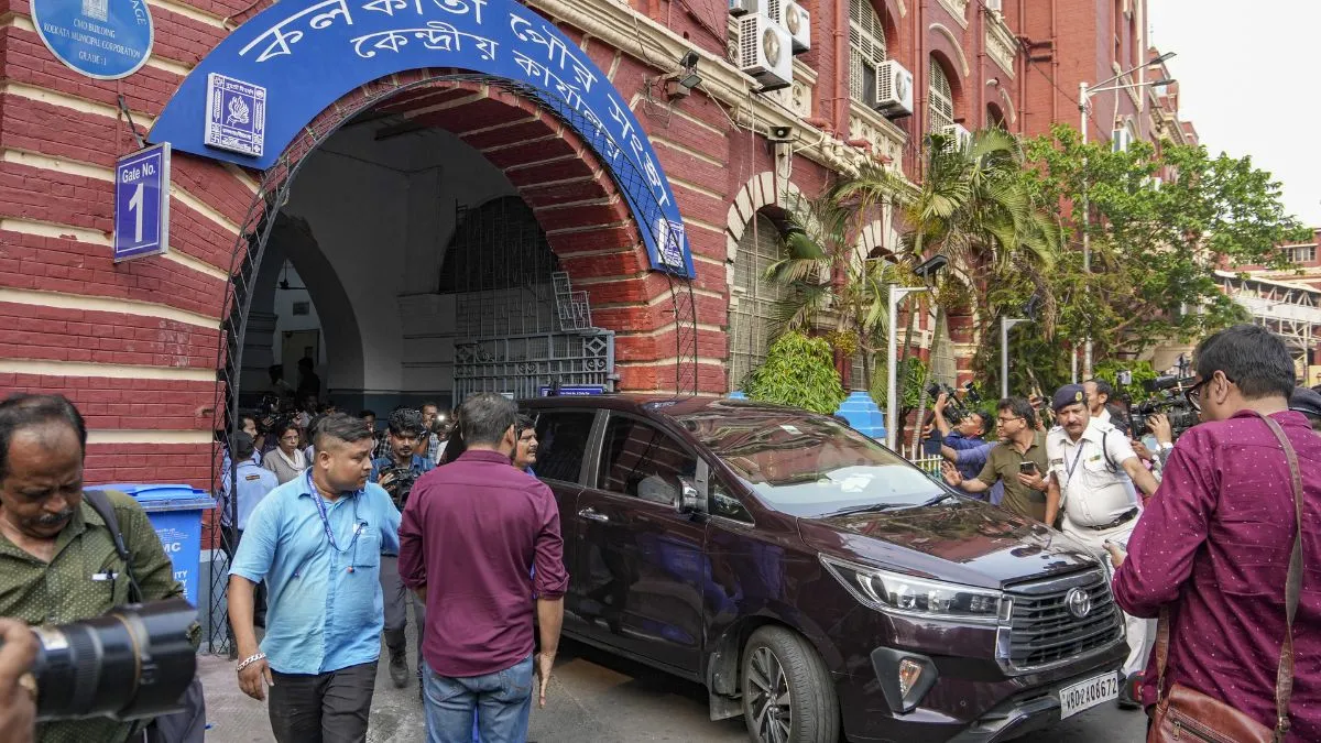 Kolkata Municipal Corporation, Firhad Hakim resignation, KMC board dissolution- India TV Hindi
