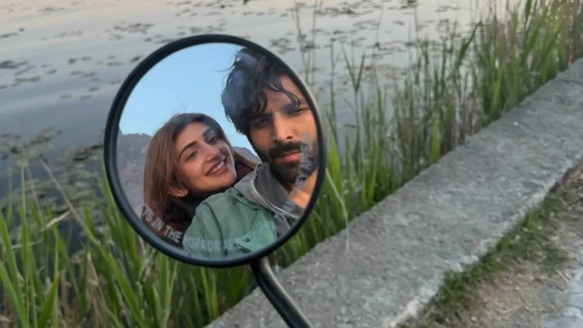 कार्तिक ने श्रीलीला के बर्थडे पर पोस्ट की मिस्ट्री सेल्फी, शीशे पर लिखी दिल की बात, फैंस बोले- खिचड़ी पक रही है?