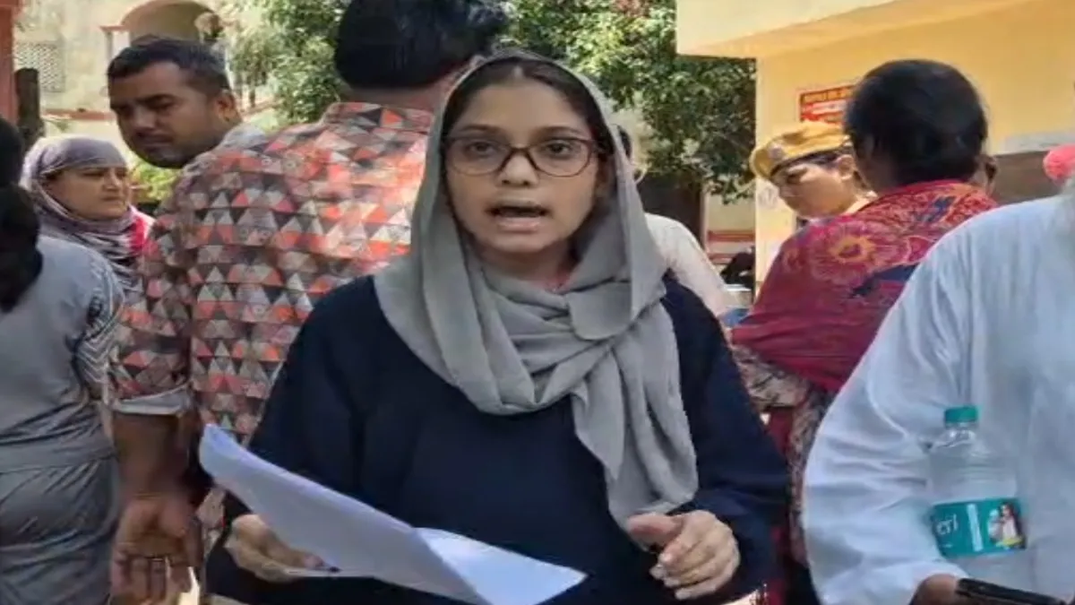 बुर्का पहन कर नीट एग्जाम देने पहुंची छात्रा- India TV Hindi
