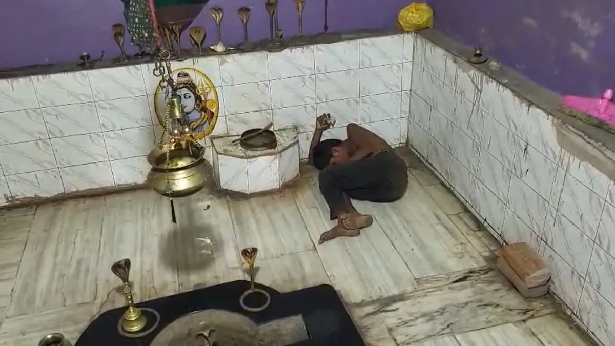 Odisha Dhenkanal thief trapped inside Shiva temple - India TV Hindi