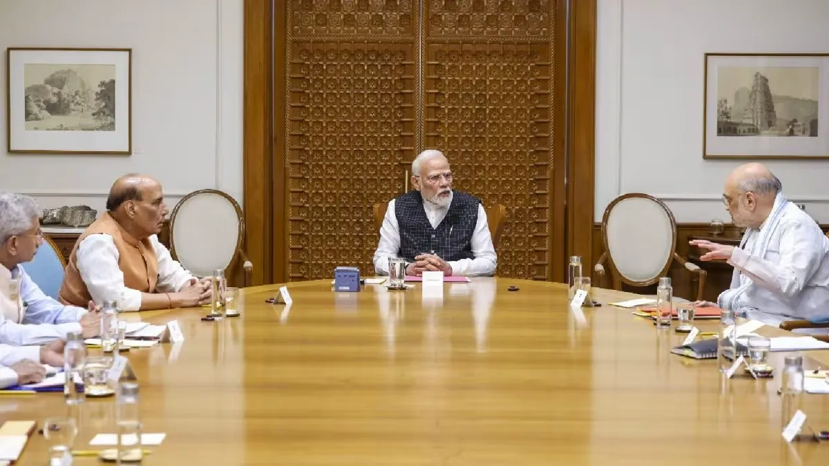 बैठक करते हुए पीएम मोदी- India TV Hindi