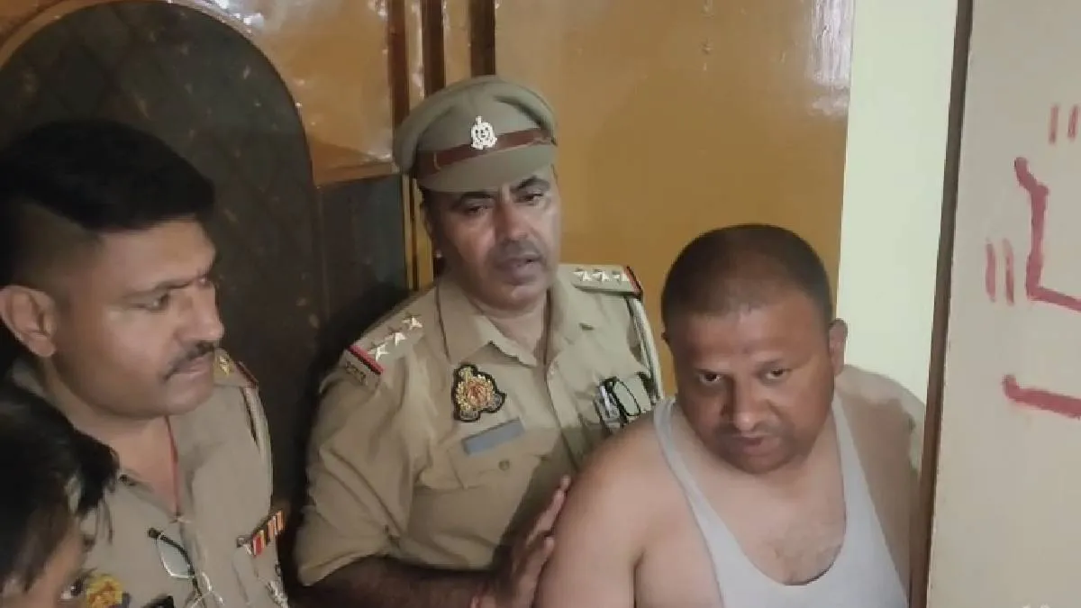 गिरधारी से पूछताछ करती पुलिस- India TV Hindi