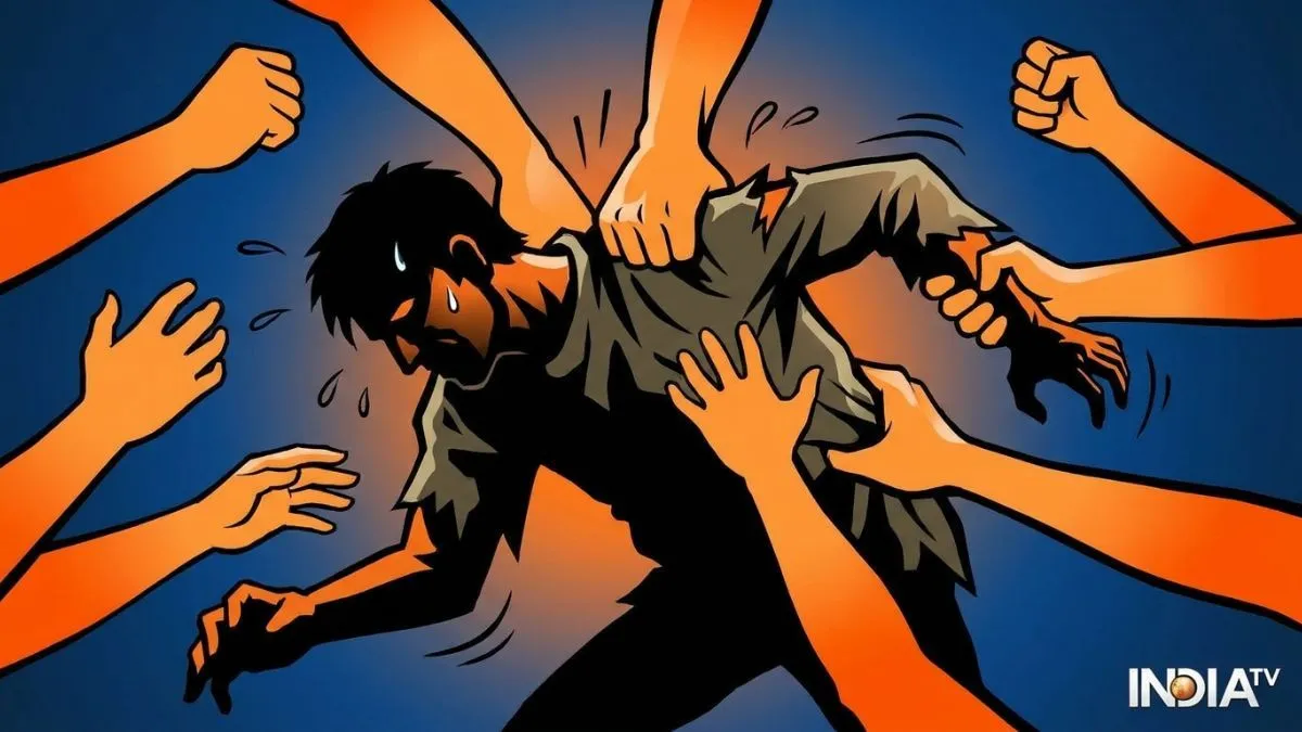 भीड़ ने आरोपियों को पकड़कर पीटा।- India TV Hindi
